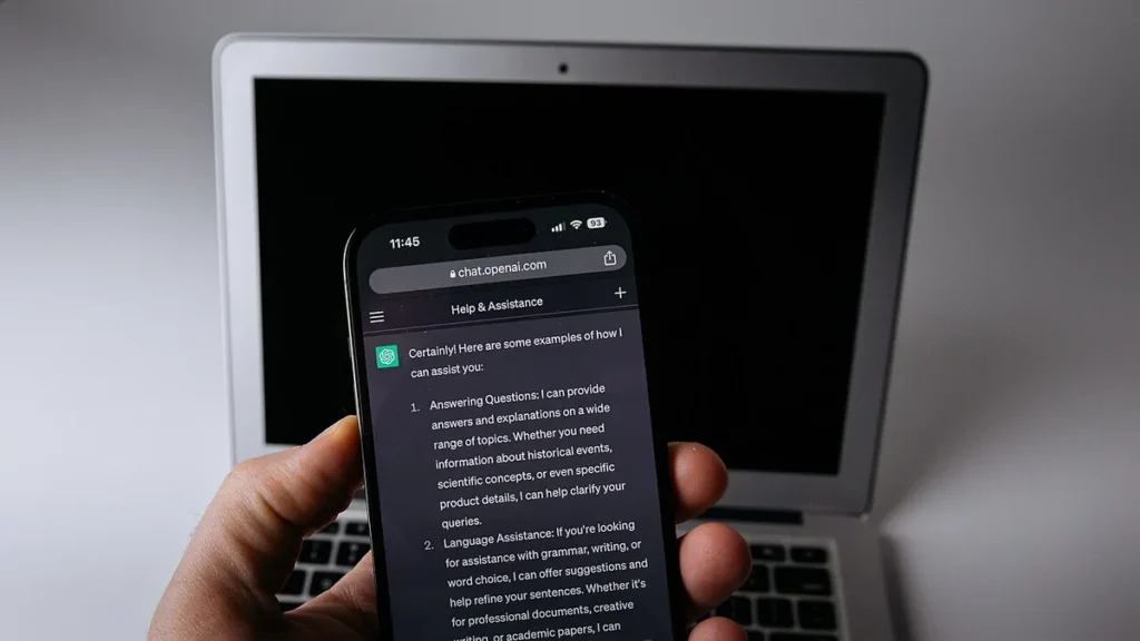 Persona usando apps de inteligencia artificial gratis en su celular
