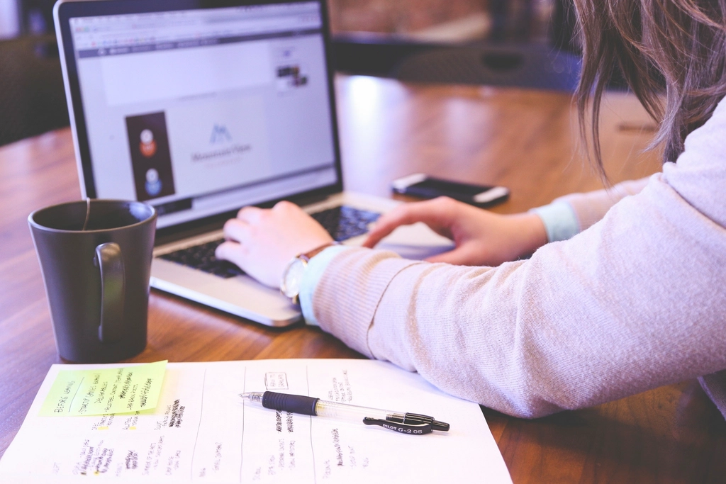 Persona creando su currículum con ayuda de inteligencia artificial en la laptop